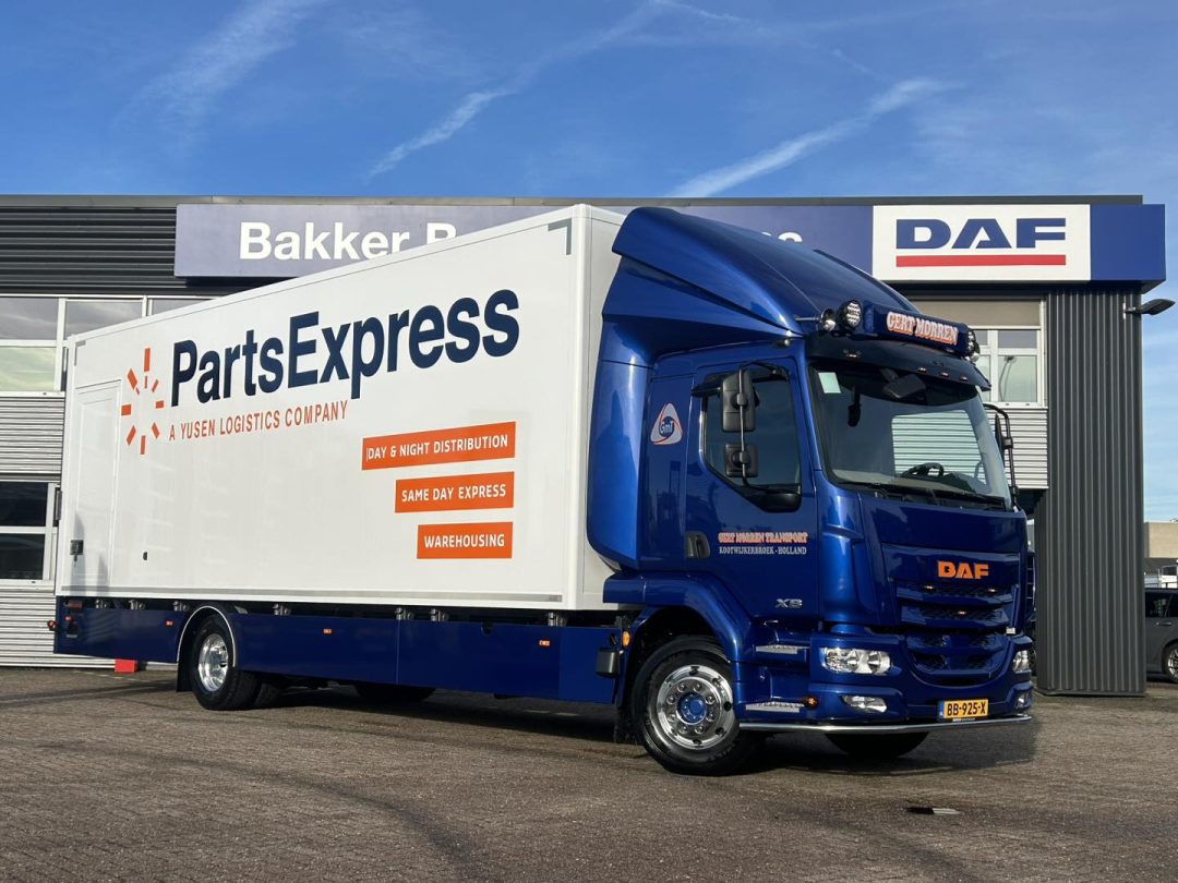 Daf XB 4×2 met gesloten carrosserie