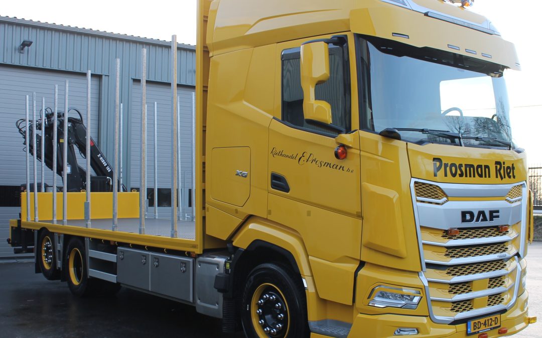 Daf XG 6×2 met open laadbak en Hiab X-HiDuo 108 E3