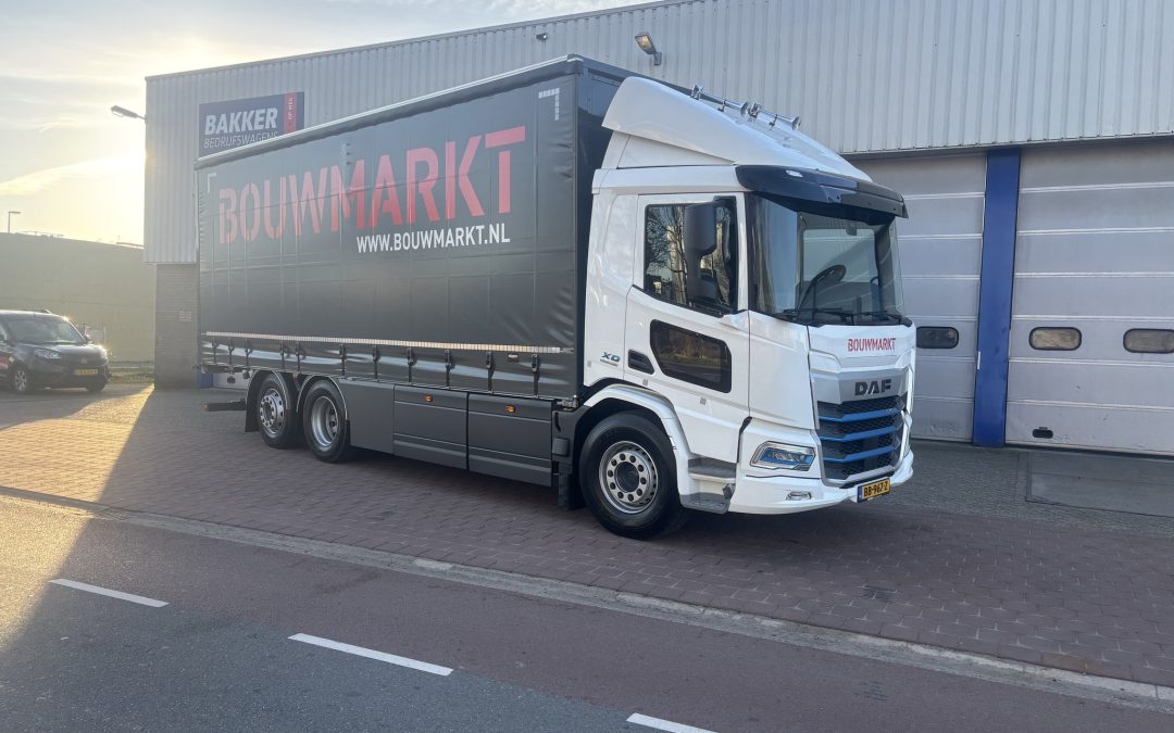 Elektrische Daf XD met schuifzeil carrosserie en meeneemheftruck constructie