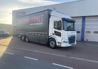 Elektrische Daf XD met schuifzeil carrosserie en meeneemheftruck constructie