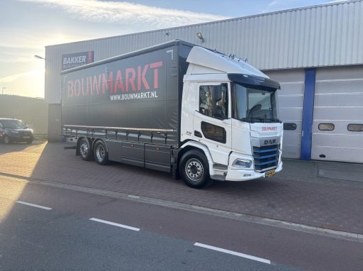 Elektrische Daf XD met schuifzeil carrosserie en meeneemheftruck constructie