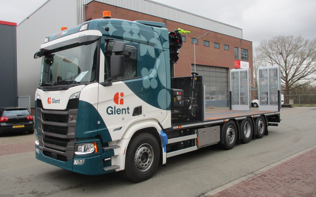 Scania R 460 8×2/6 met Hiab X-HiDuo 258 en vlakke oprijcarrosserie