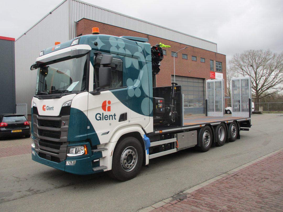 Scania R 460 8×2/6 met Hiab X-HiDuo 258 en vlakke oprijcarrosserie