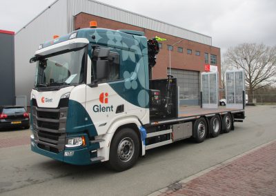 Scania R 460 8×2/6 met Hiab X-HiDuo 258 en vlakke oprijcarrosserie