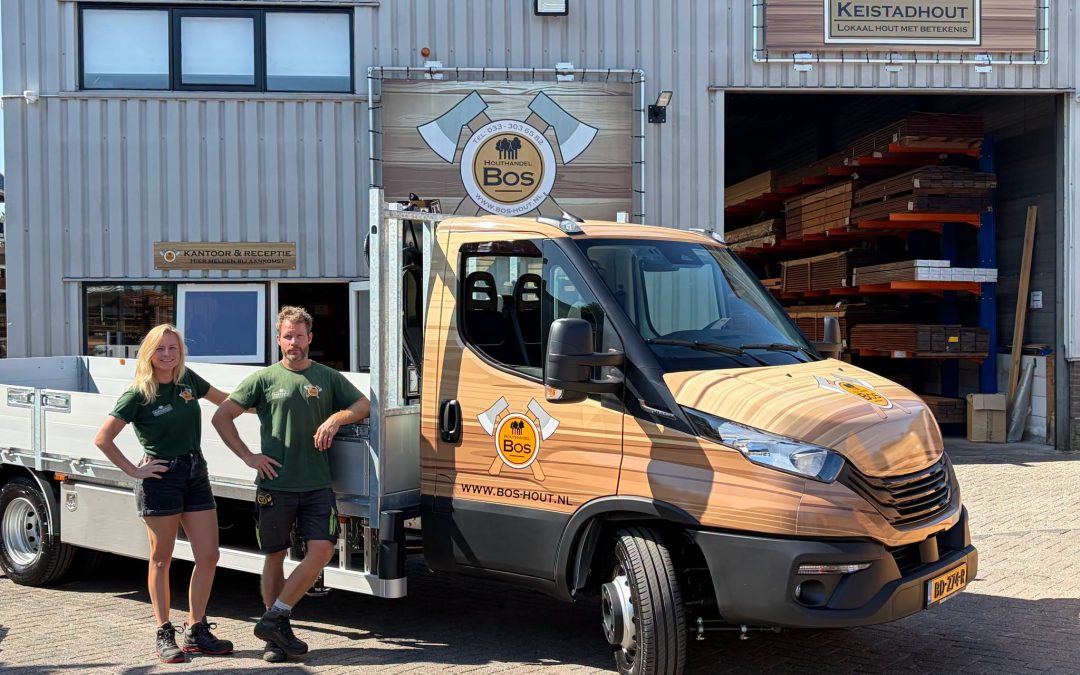 Iveco Daily met open laadbak en Hiab T-CLX 023 autolaadkraan.