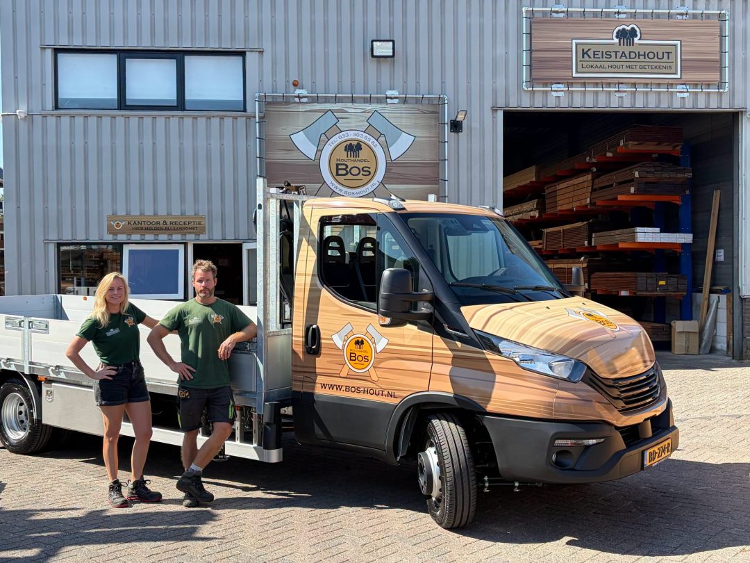 Iveco Daily met open laadbak en Hiab T-CLX 023 autolaadkraan.