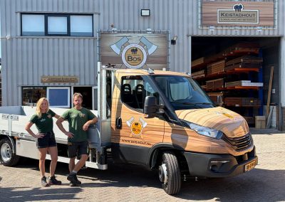 Iveco Daily met open laadbak en Hiab T-CLX 023 autolaadkraan.